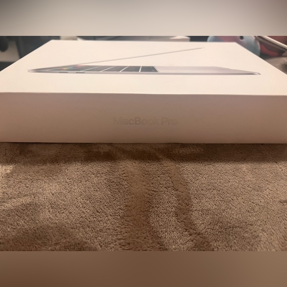 Macbook Pro 13 inch with Touchbar - Picture 5 of 6